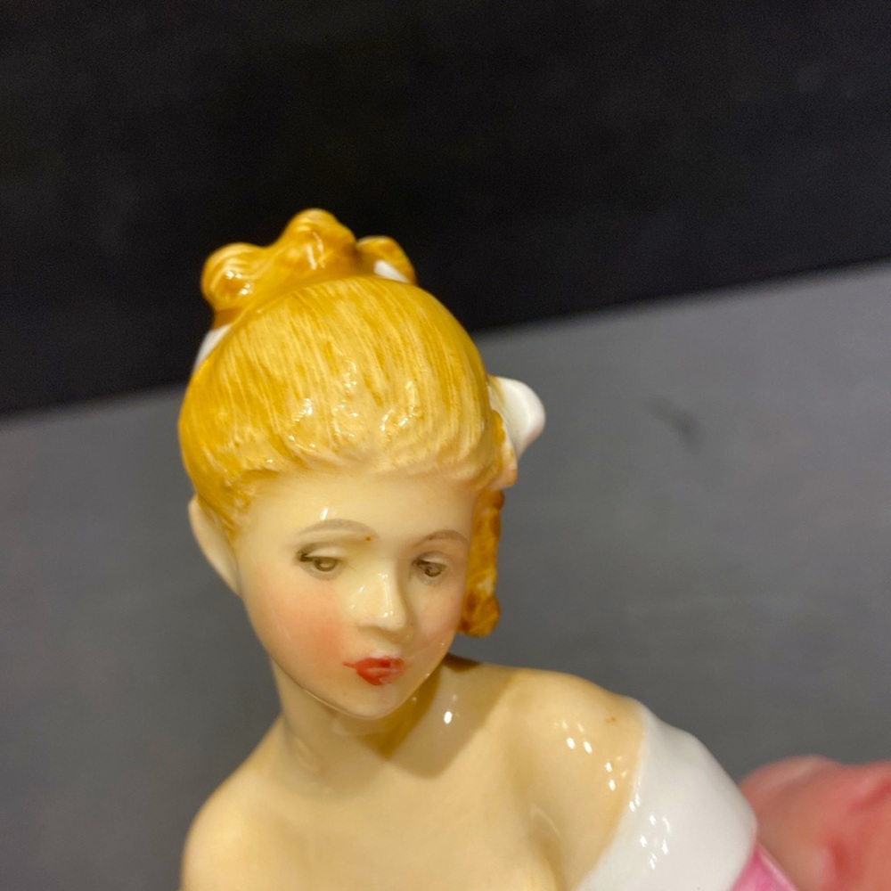 Victoria Porcelain Figurine - Picture 7 of 11